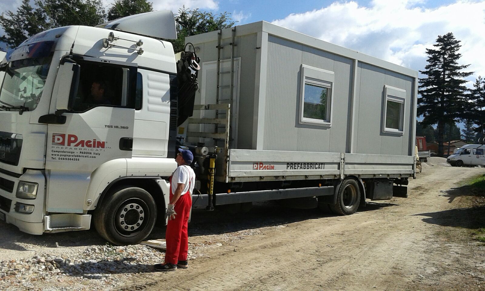 Truck Carrying Pre Fabricated Housing Unit